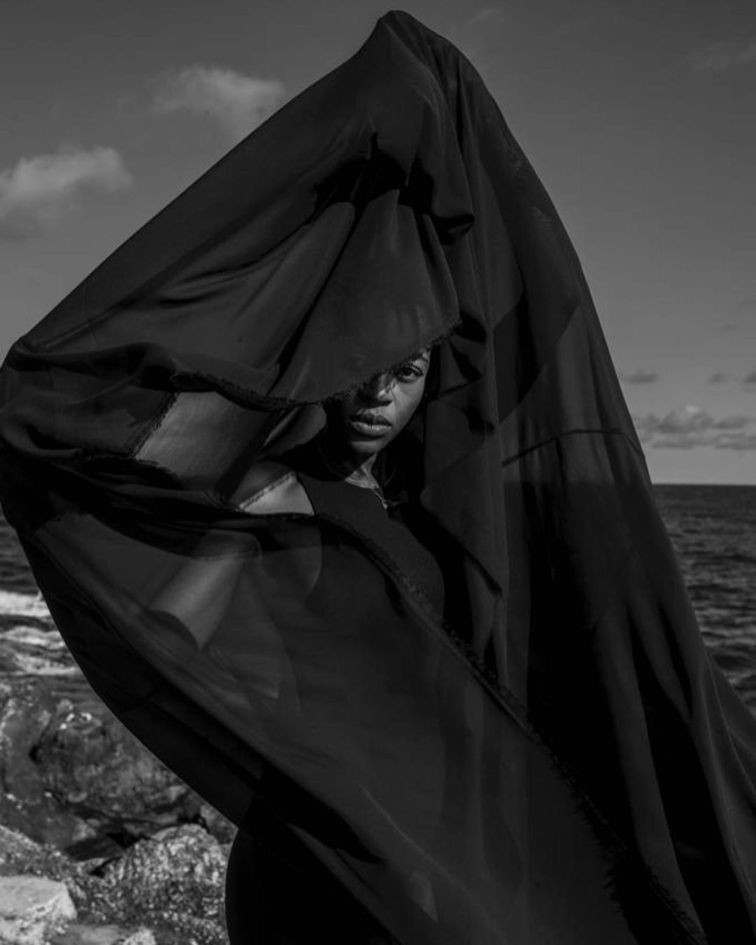 "Nếu điều gì đó là ước mơ của bạn, bạn vẫn có thể dành thời gian cho nó và trở thành một người mẹ tốt hoặc người vợ tốt. Tôi 39 tuổi và là mẹ của ba đứa con. Nhưng việc làm mẹ, kết hôn không bao giờ là lý do ngăn cản tôi theo đuổi ước mơ", cô nói.