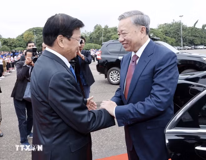 Tổng Bí thư, Chủ tịch nước Lào Thongloun Sisoulith đón Chủ tịch nước Tô Lâm. (Ảnh: Nhan Sáng/TTXVN)