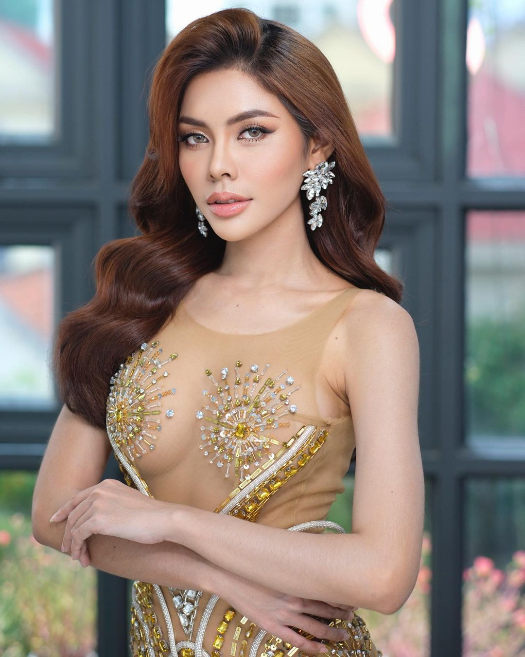 Sotheary Bee năm nay 25 tuổi, cao 1,76 m. Cô bắt đầu sự nghiệp như một người mẫu từ khi 14 tuổi. Cô được đánh giá là ứng cử viên có bề dày kinh nghiệm trong lĩnh vực thi sắc đẹp.