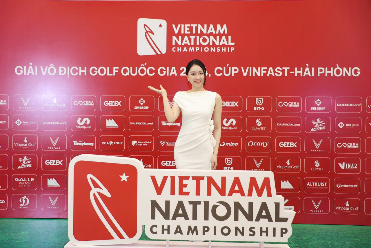 Sáng 18/7, người đẹp Kim Trà My tới tham dự họp báo Giải Vô địch Golf Quốc gia 2024, Cúp VinFast - Hải Phòng được tổ chức tại Hà Nội. Cô diện bộ váy trắng kín đáo, thanh lịch.