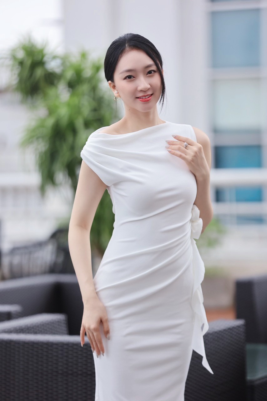 Người đẹp chia sẻ cô ấn tượng với quy mô tổ chức ngày càng chuyên nghiệp, hoành tráng. "Được tổ chức lần đầu tiên vào năm 2005, Giải Vô địch Golf Quốc gia đã trở thành một sân chơi uy tín và danh giá mà bất cứ golfer Việt Nam nào cũng mong muốn được góp mặt", Trà My chia sẻ.