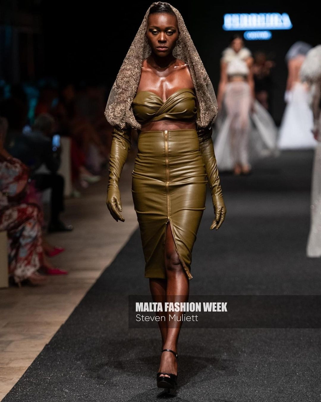 Người đẹp cũng chia sẻ trước những bình luận kỳ thị về màu da của cô. "Tôi là người da đen. Gọi tôi là da đen không phải là sự xúc phạm vì đó là điều mọi người thấy khi nhìn tôi. Tôi làm việc, đóng thuế và nuôi con trên hòn đảo xinh đẹp này. Vì vậy, tôi vinh dự được đại diện cho Malta với tư cách là một phụ nữ da đen", cô nói.