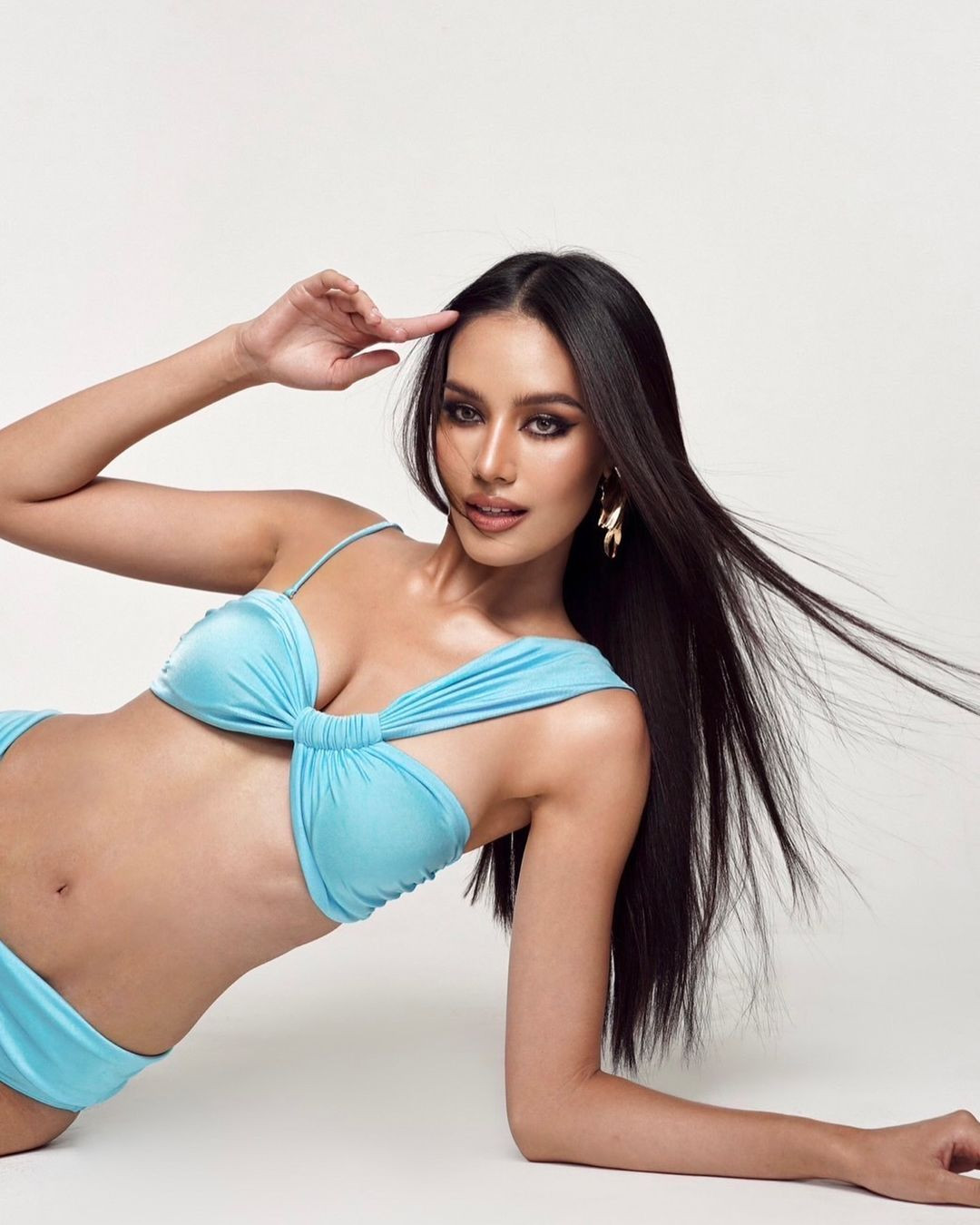 Cô có khả năng nói được tiếng Anh và tiếng Quan Thoại.