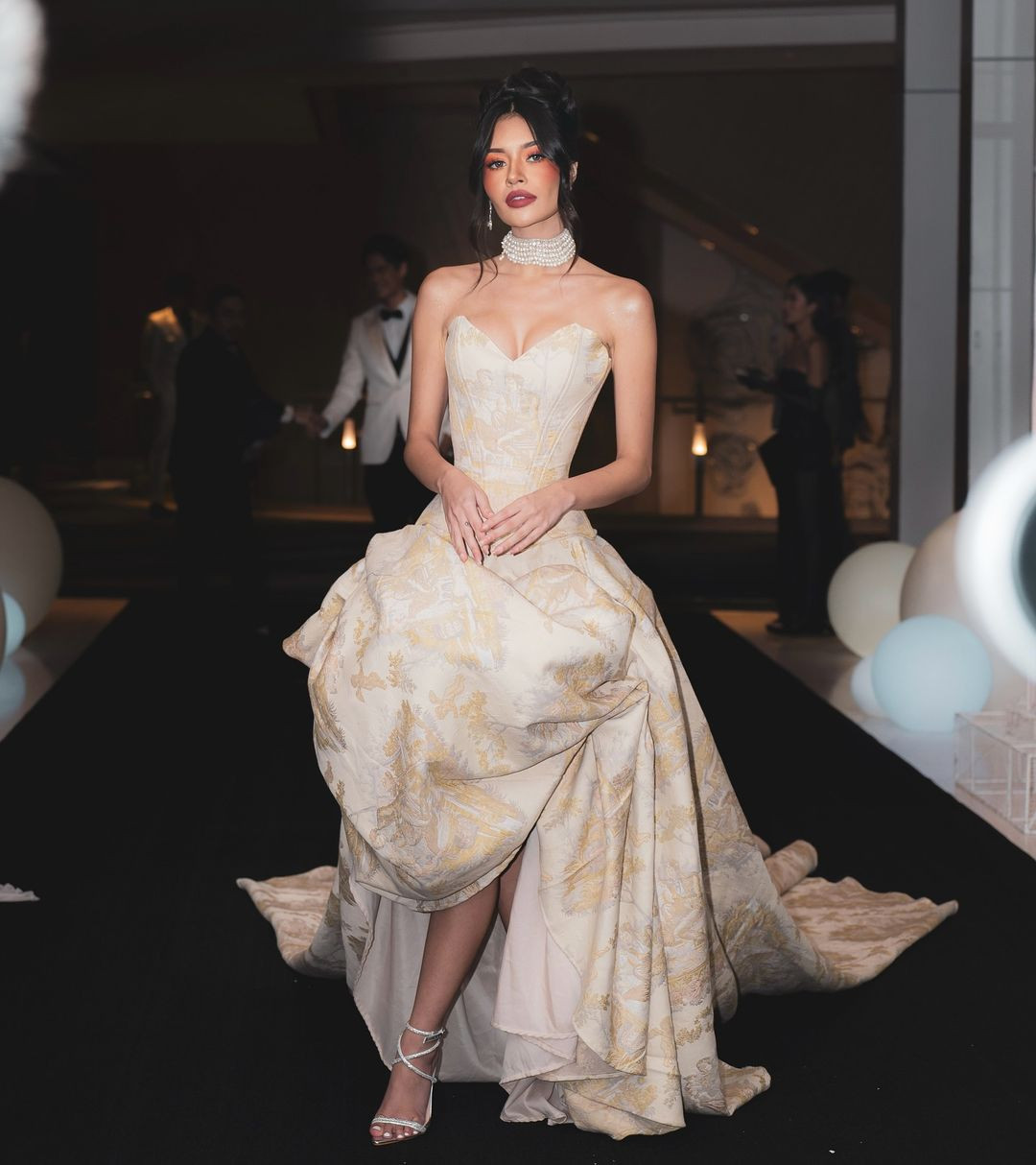 Người đẹp năm nay 27 tuổi, là người Mỹ gốc Philippines. Cô đến từ tỉnh Talisay, Cebu, Philippines.