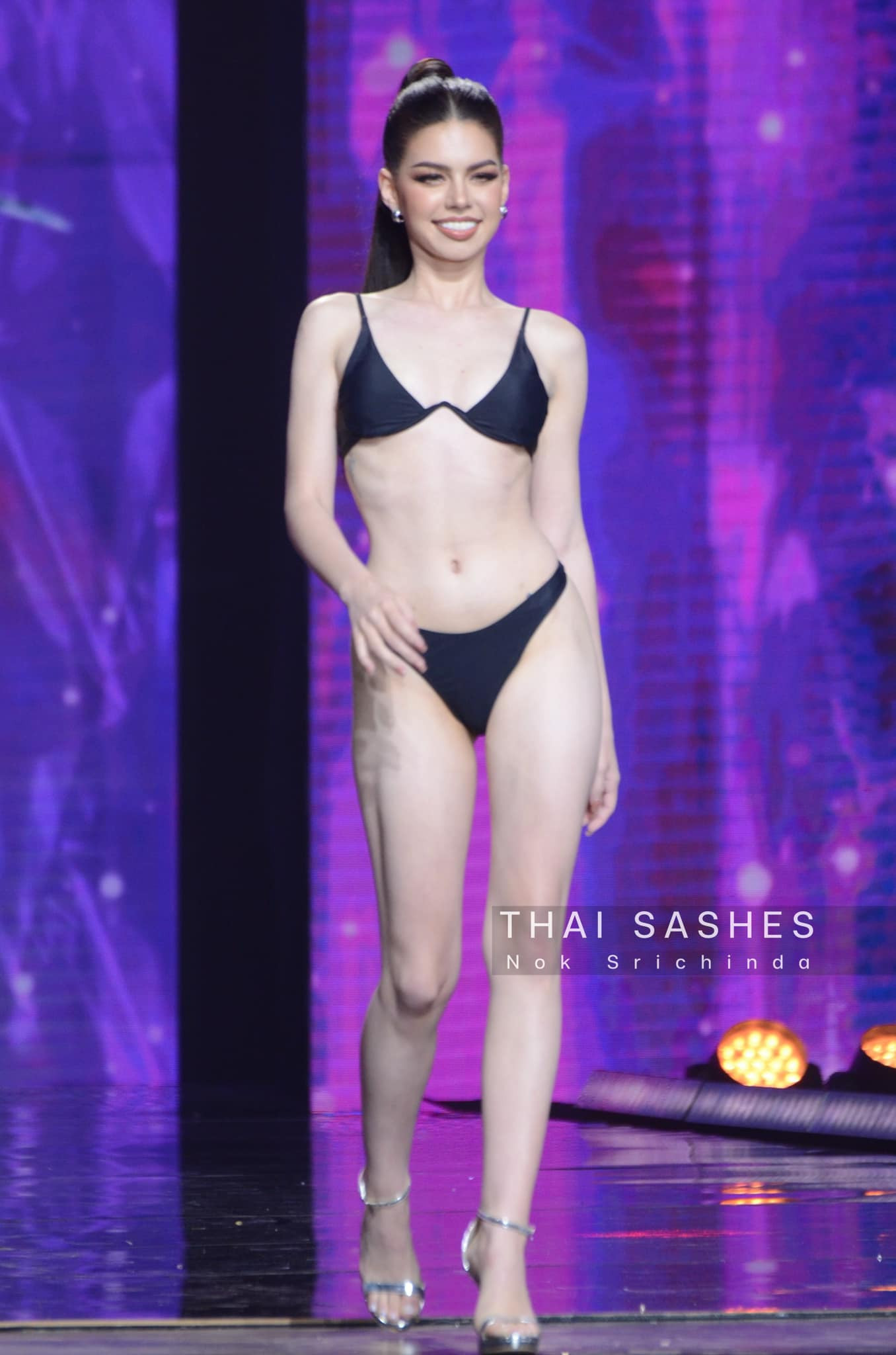 Bán kết Hoa hậu Hoàn vũ Thái Lan 2024 đã diễn ra tối 12/7. Trong đêm thi, 40 thí sinh đại diện các tỉnh, thành trải qua hai phần thi áo tắm và dạ hội. Mở màn đêm thi là phần thi bikini, thu hút sự chú ý của khán giả.