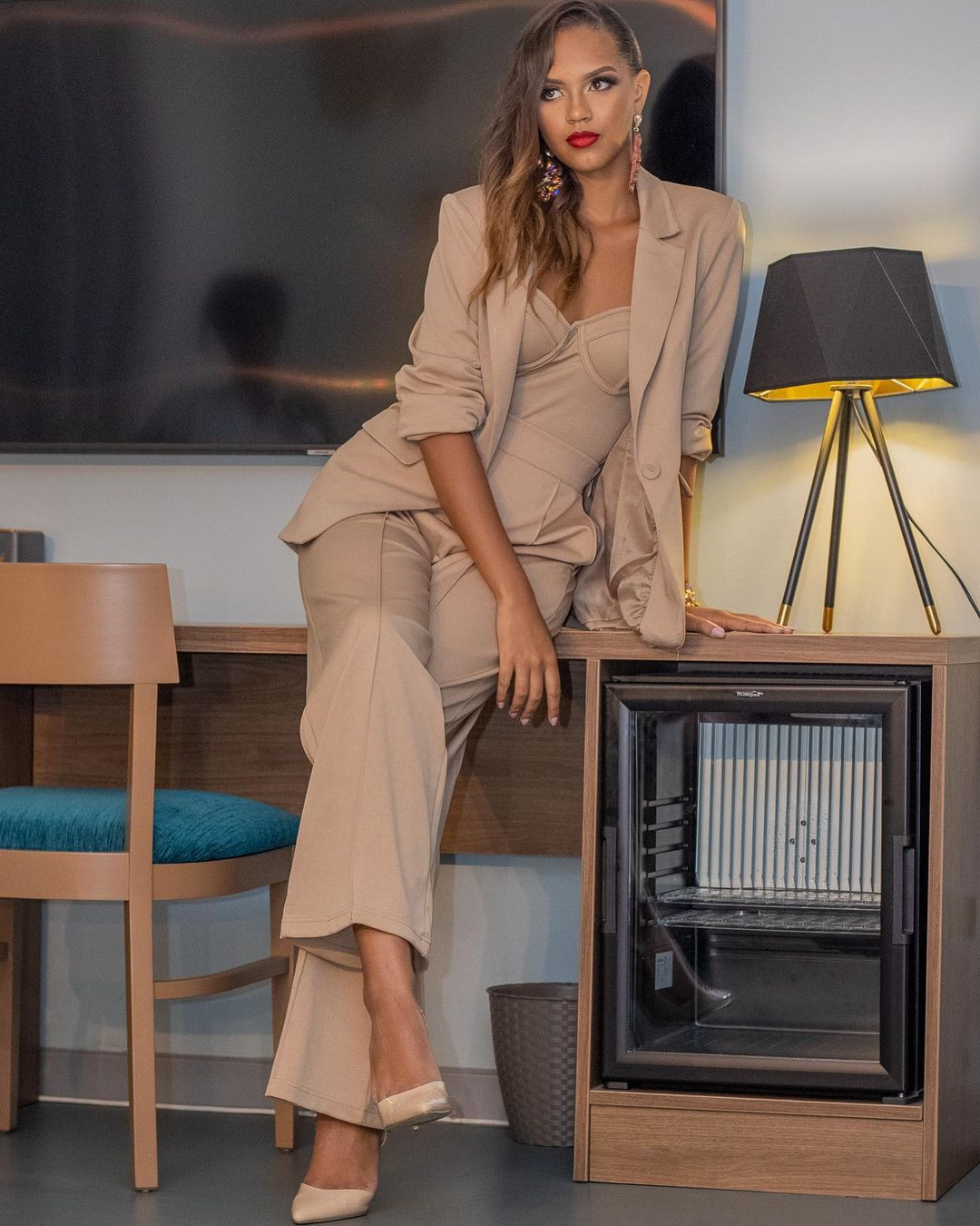 Indira Ampiot sinh năm 2004, cao 1,77 m. Người đẹp mong muốn theo đuổi môi trường truyền thông, quảng cáo hoặc học chuyên ngành thiết kế. Sau khi đăng quang Hoa hậu Pháp, Indira chia sẻ dự định rời quê hương Guadeloupe để định cư ở Paris và bắt đầu cuộc sống mới.