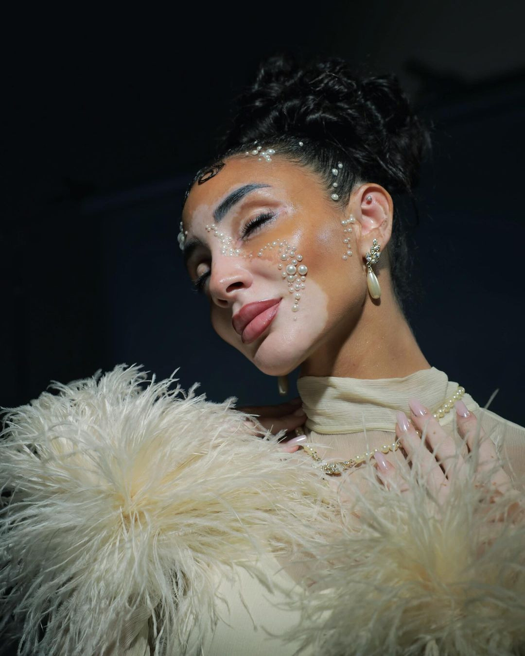 Logina Salah năm nay 34 tuổi, sống ở Dubai. Cô đã làm mẹ.