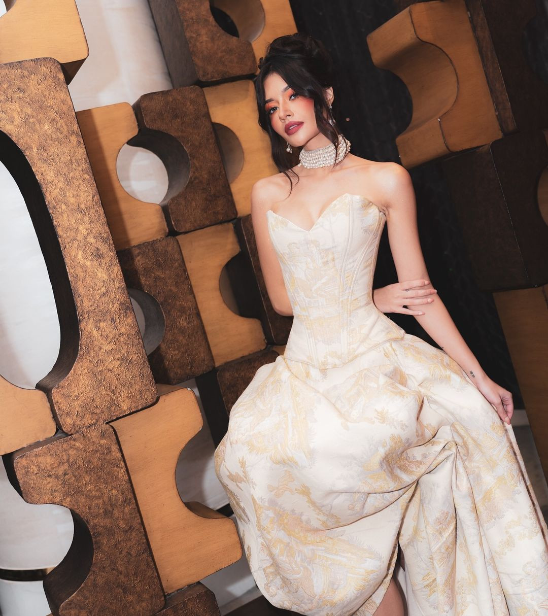 Người đẹp năm nay 27 tuổi, là người Mỹ gốc Philippines. Cô đến từ tỉnh Talisay, Cebu, Philippines.