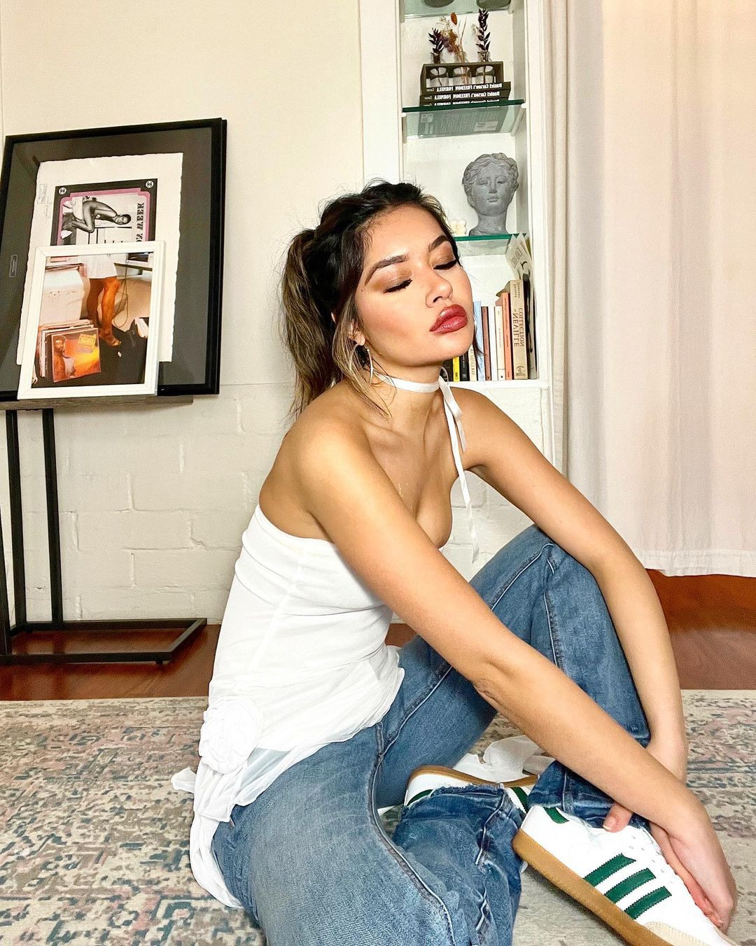 Người đẹp có vẻ đẹp hiện đại, cá tính và phong cách thời trang phóng khoáng.