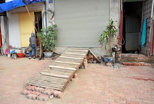 Nhà dân biến thành "hầm" sau dự án đường đắt kỷ lục ở Hà Nội ảnh 6