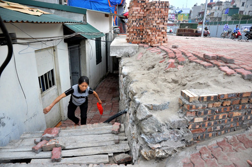 Nhà dân biến thành "hầm" sau dự án đường đắt kỷ lục ở Hà Nội ảnh 3