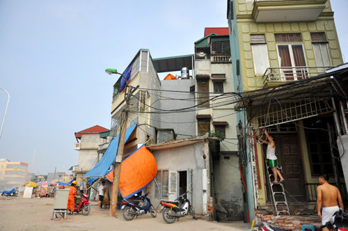 Nhà dân biến thành "hầm" sau dự án đường đắt kỷ lục ở Hà Nội ảnh 8