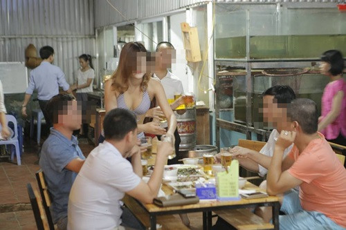 Quán ăn Hà Nội cho nhân viên mặc bikini phục vụ bàn ảnh 4