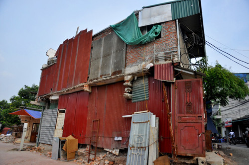 Nhà dân biến thành "hầm" sau dự án đường đắt kỷ lục ở Hà Nội ảnh 12