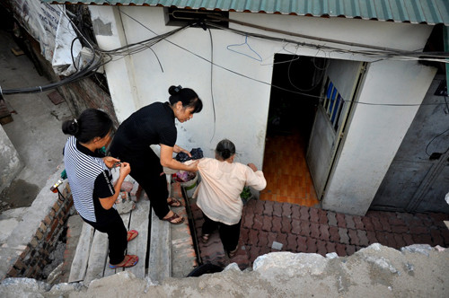 Nhà dân biến thành "hầm" sau dự án đường đắt kỷ lục ở Hà Nội ảnh 4