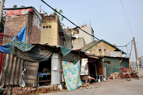 Nhà dân biến thành "hầm" sau dự án đường đắt kỷ lục ở Hà Nội ảnh 7