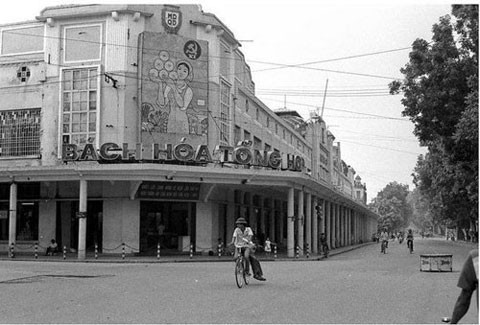 Bách hóa Tổng hợp tại ngã tư Hàng Bài - Tràng Tiền là khu bách hóa lớn nhất Hà Nội thời bao cấp