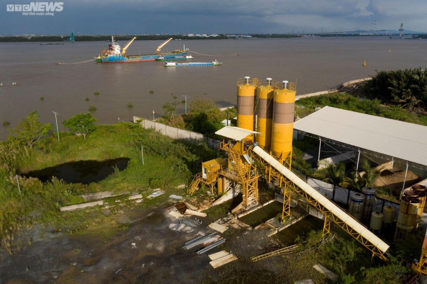 Với mục tiêu góp phần đảm bảo an ninh năng lượng Quốc gia, khi Tổng kho xăng dầu Phú Xuân - Nhà Bè được đưa vào sử dụng giúp tăng dự trữ thương mại khoảng 16 ngày tiêu thụ khu vực phía Nam và 45 ngày tiêu thụ cho TP.HCM. Với mục tiêu góp phần đảm bảo an ninh năng lượng Quốc gia, khi Tổng kho xăng dầu Phú Xuân - Nhà Bè được đưa vào sử dụng giúp tăng dự trữ thương mại khoảng 16 ngày tiêu thụ khu vực phía Nam và 45 ngày tiêu thụ cho TP.HCM.