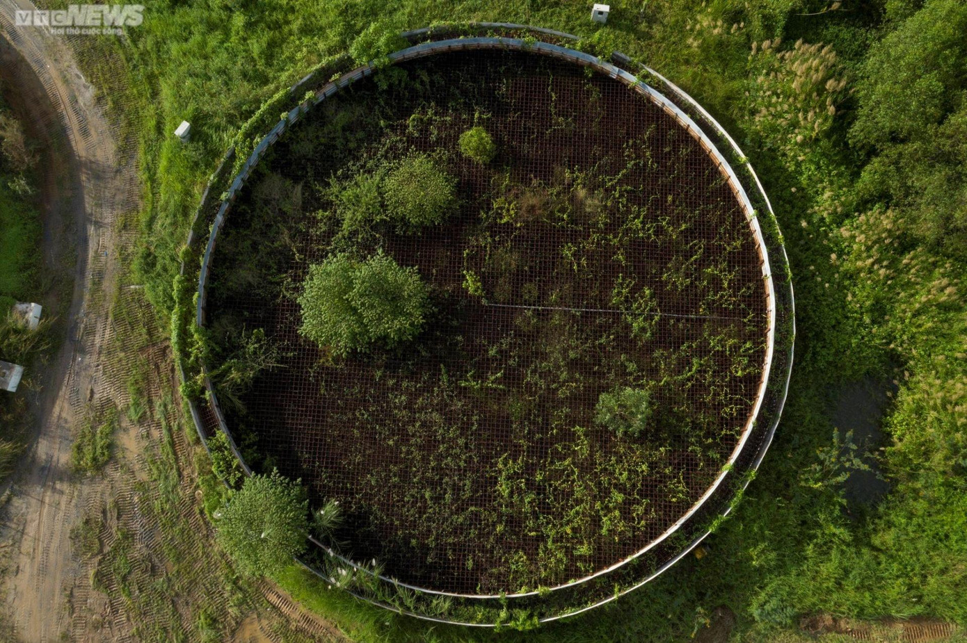 Bồn chứa hơn 30.000m3 xăng dầu thi công dang dở, chỉ mới hoàn thành phần chân đế. Bồn chứa hơn 30.000m3 xăng dầu thi công dang dở, chỉ mới hoàn thành phần chân đế.