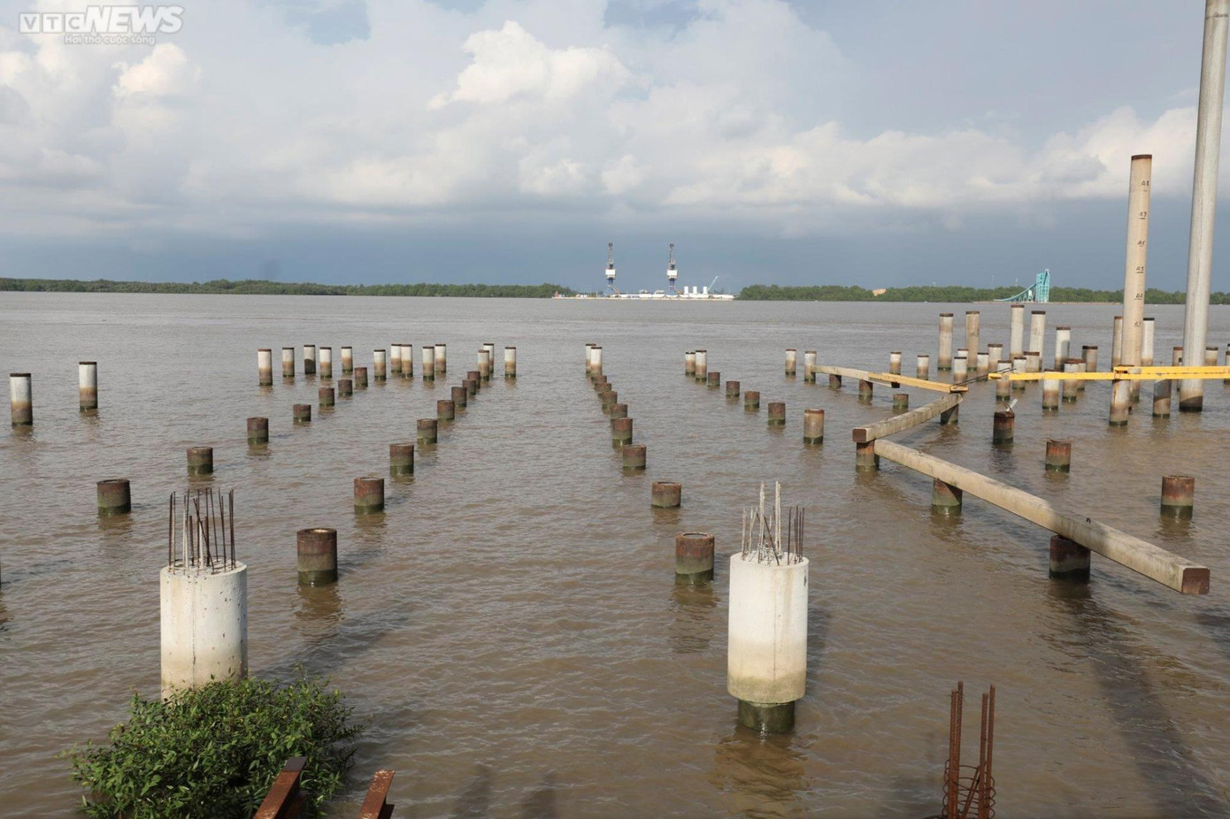 Đại diện Chủ đầu tư Dự án Tổng kho xăng dầu Phú Xuân - Nhà Bè cho hay, hiện Dự án đã thi công được 70% cầu cảng. Tuy nhiên, do vướng nợ xấu nên phải tạm ngưng toàn bộ công trình. Đại diện Chủ đầu tư Dự án Tổng kho xăng dầu Phú Xuân - Nhà Bè cho hay, hiện Dự án đã thi công được 70% cầu cảng. Tuy nhiên, do vướng nợ xấu nên phải tạm ngưng toàn bộ công trình.