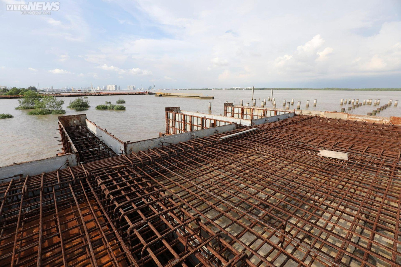 Phần khung thép ở dầm móng hoen gỉ theo thời gian. Phần khung thép ở dầm móng hoen gỉ theo thời gian.