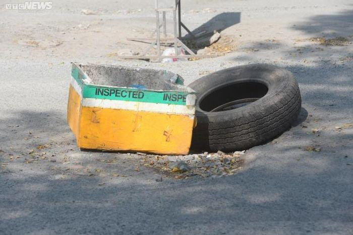 Để cánh báo người đi đường, người dân sống tại đây đã dùng thùng xốp, lốp xe thay cho biển cảnh báo.