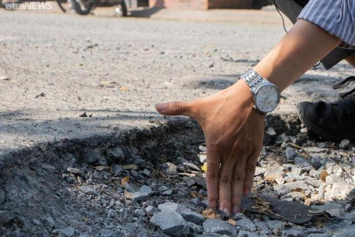 Thường xuyên đi qua tuyến đường này, anh Nguyễn Hùng (39 tuổi, ngụ quận 7) cho biết: "Tình trạng này đã xảy ra từ lâu, mỗi khi mưa lớn hay khi triều cường tuyến đường này bị ngập nước, những cái hố biến thành "bẫy" chờ chực người đi đường. Mặc dù chúng tôi nhiều lần phản ánh, tuy nhiên đến nay tình trạng này vẫn chưa được giải quyết".