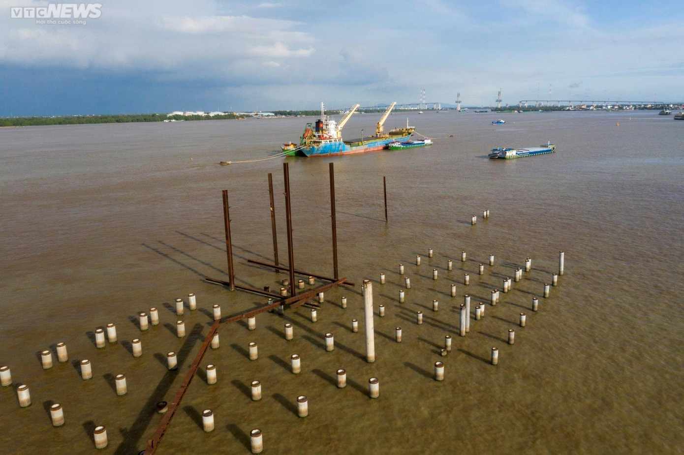 Tại khu vực cầu cảng, những cột bê tông được đóng xuống nằm trơ trọi giữa sông. Tại khu vực cầu cảng, những cột bê tông được đóng xuống nằm trơ trọi giữa sông.