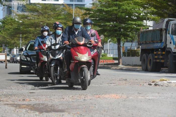 Các "ổ voi, ổ gà', các hố sâu nối tiếp đan xen nhau trên đường khiến người dân thấp thỏm mỗi khi đi ngang qua, nhất là vào những ngày mưa, triều cường.