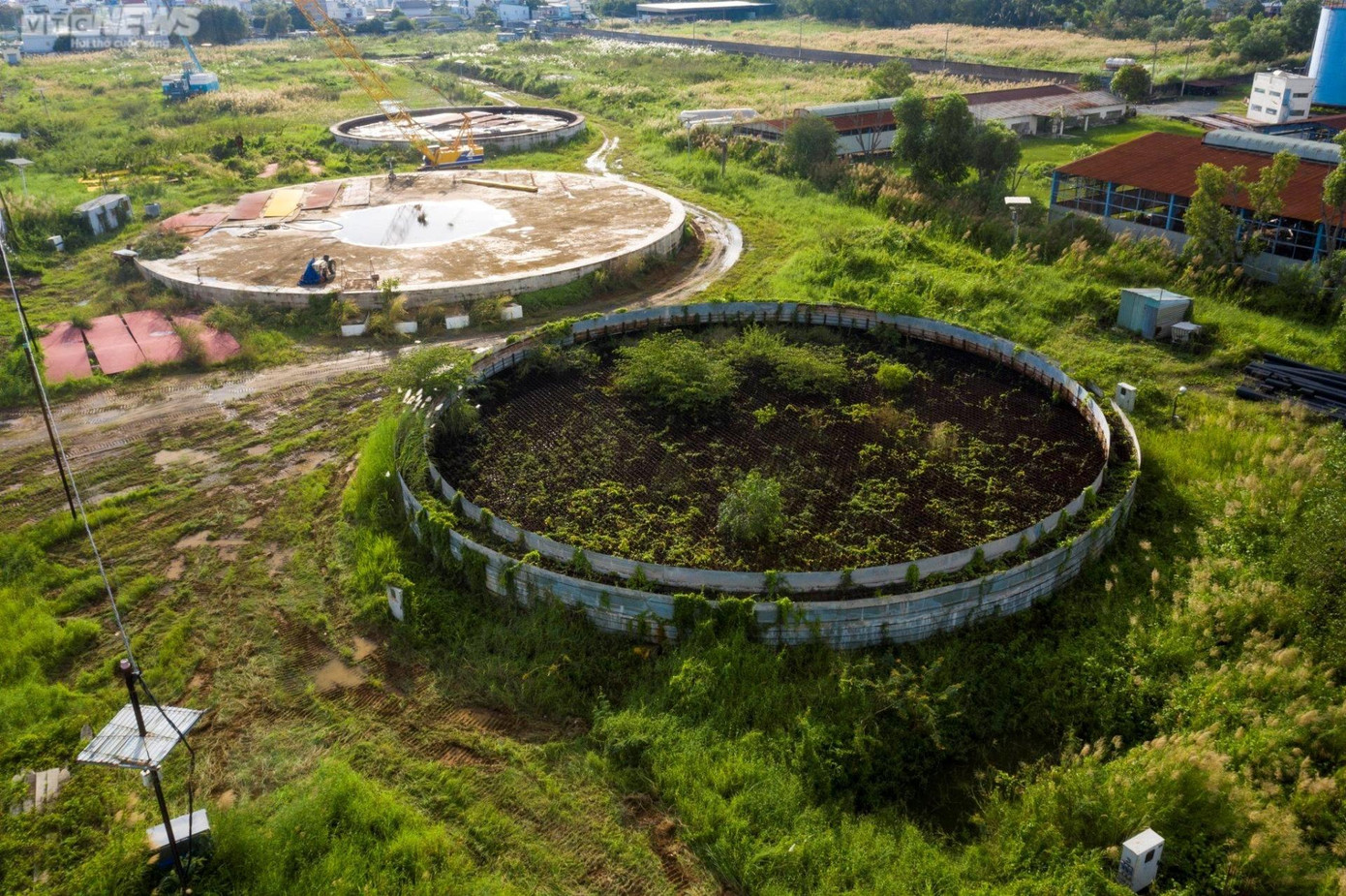 Tuy nhiên, gần 3 năm nay công trình bị bỏ hoang, nhiều hạng mục xuống cấp. Tuy nhiên, gần 3 năm nay công trình bị bỏ hoang, nhiều hạng mục xuống cấp.