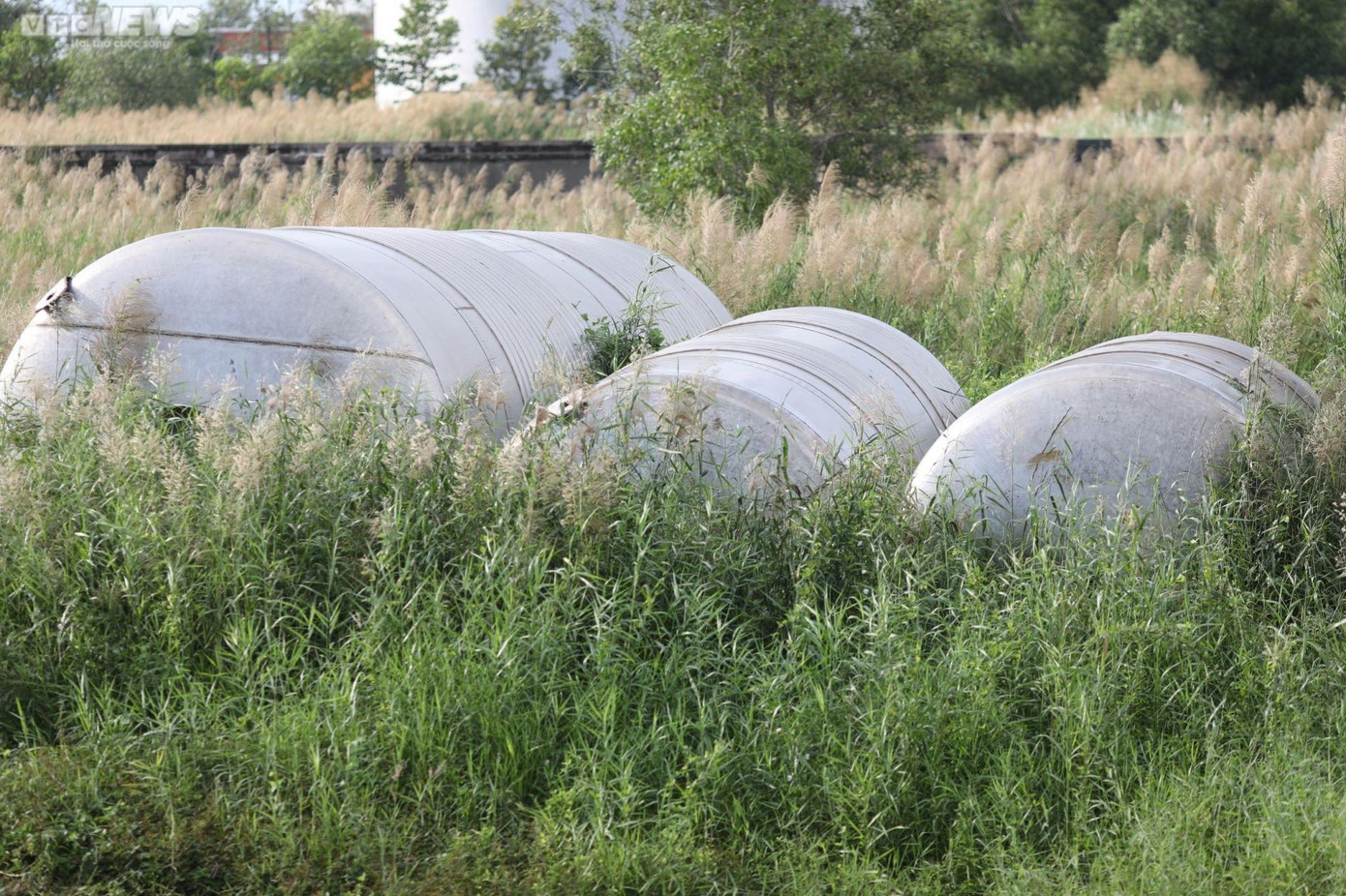 Ông Trần Sỹ Huân, Chủ tịch HĐQT kiêm Tổng Giám đốc Công ty Cổ phần Kho cảng xăng dầu Hàng không miền Nam cho biết, nếu được giải quyết sớm về nguồn vốn, tổng kho và cảng sẽ được thi công đưa vào sử dụng trước tháng 12/2023 với sức chứa 230.000m3, dự kiến đến 6/2024 sẽ hoàn thành toàn bộ tổng kho chứa 450.000m3. Ông Trần Sỹ Huân, Chủ tịch HĐQT kiêm Tổng Giám đốc Công ty Cổ phần Kho cảng xăng dầu Hàng không miền Nam cho biết, nếu được giải quyết sớm về nguồn vốn, tổng kho và cảng sẽ được thi công đưa vào sử dụng trước tháng 12/2023 với sức chứa 230.000m3, dự kiến đến 6/2024 sẽ hoàn thành toàn bộ tổng kho chứa 450.000m3.