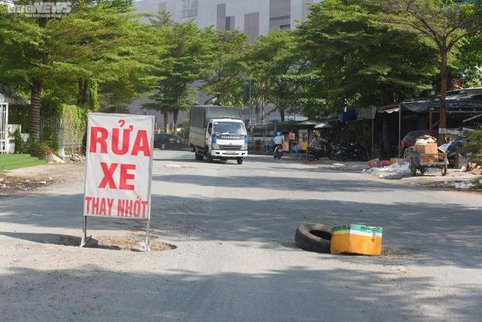 Đoạn đường dài khoảng 500m nhưng có tới gần 20 ổ voi, ổ gà, nhiều hố sâu, gây nguy hiểm cho người đi đường.