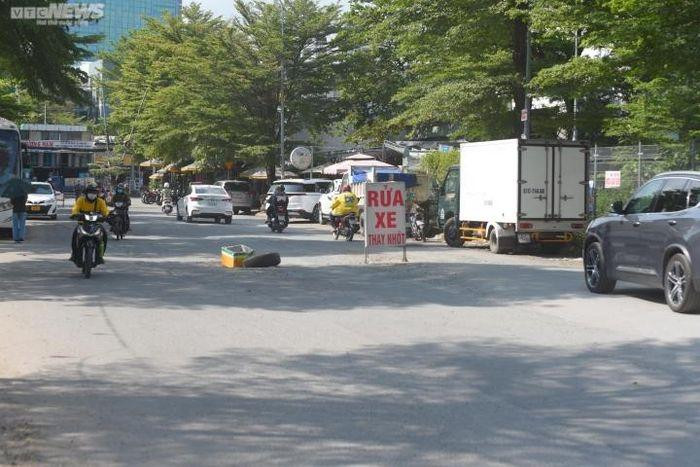 Đường số 14, (phường Tân Phong, quận 7) cắt ngang đường Lê Văn Lương, đoạn gần giao với Nguyễn Hữu Thọ, nằm ngay sau trung tâm thương mại SC Vivo City. Đây là đường dẫn vào khu dân cư nhiều xe qua lại.