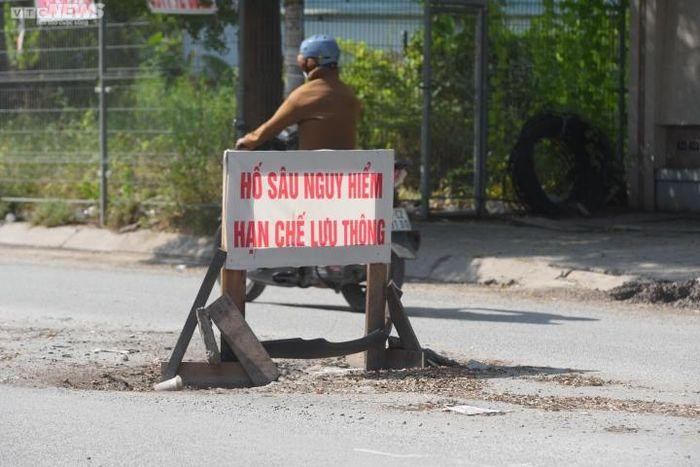 Đoạn đường dài khoảng 500m nhưng có tới gần 20 ổ voi, ổ gà, nhiều hố sâu, gây nguy hiểm cho người đi đường.