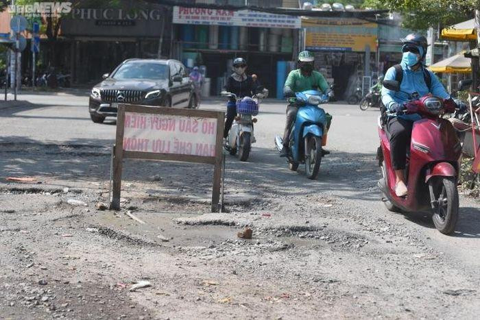 Thường xuyên đi qua tuyến đường này, anh Nguyễn Hùng (39 tuổi, ngụ quận 7) cho biết: "Tình trạng này đã xảy ra từ lâu, mỗi khi mưa lớn hay khi triều cường tuyến đường này bị ngập nước, những cái hố biến thành "bẫy" chờ chực người đi đường. Mặc dù chúng tôi nhiều lần phản ánh, tuy nhiên đến nay tình trạng này vẫn chưa được giải quyết".