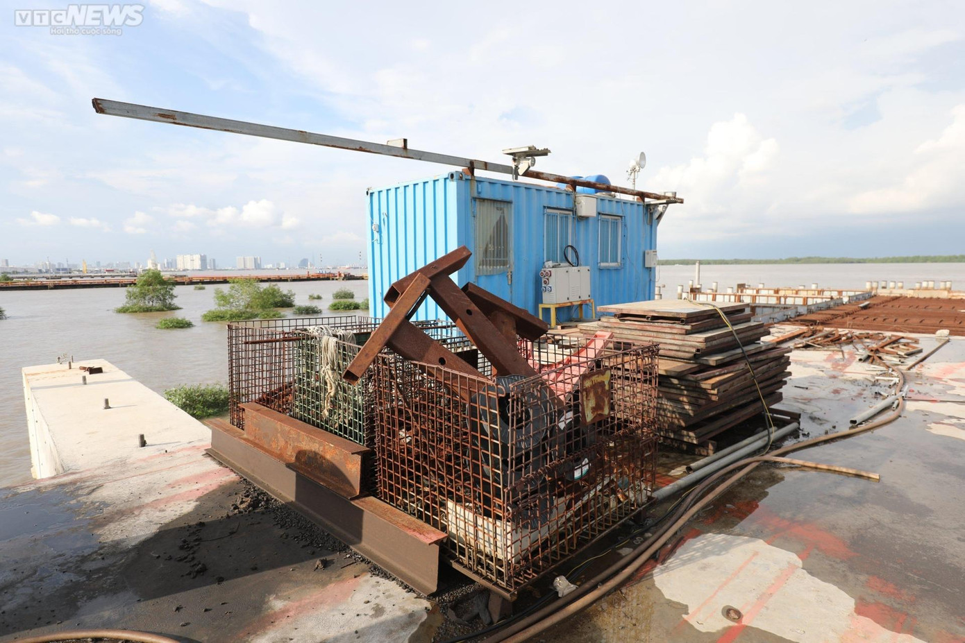 Máy móc, trang thiết bị phục vụ công trình Tổng kho xăng dầu Phú Xuân - Nhà Bè xuống cấp trong thời gian chờ thi công. Máy móc, trang thiết bị phục vụ công trình Tổng kho xăng dầu Phú Xuân - Nhà Bè xuống cấp trong thời gian chờ thi công.