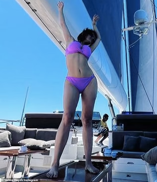 Vóc dáng săn chắc đẹp như tượng tạc đáng ngưỡng mộ của Salma Hayek ở tuổi 56.