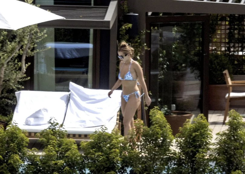 Sau 18 tháng hẹn hò, Rita Ora và vị đạo diễn nổi tiếng được cho là sắp làm đám cưới sau khi truyền thông Mỹ mới đây đồng loạt đưa tin cặp đôi đã bí mật đính hôn. Sau 18 tháng hẹn hò, Rita Ora và vị đạo diễn nổi tiếng được cho là sắp làm đám cưới sau khi truyền thông Mỹ mới đây đồng loạt đưa tin cặp đôi đã bí mật đính hôn.