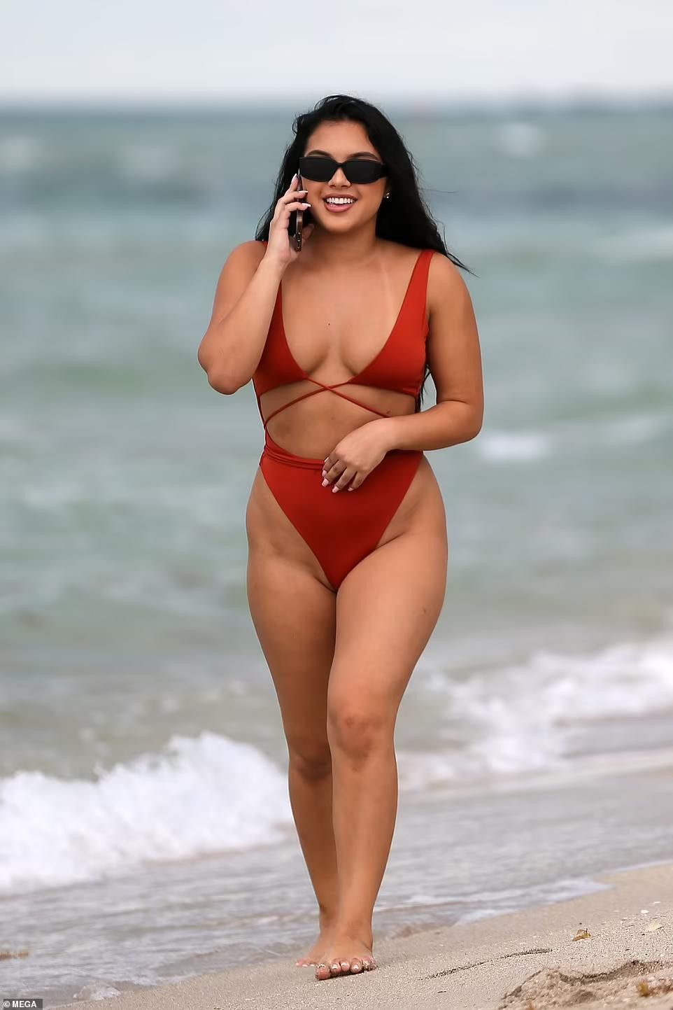 Dailymail đưa loạt ảnh độc quyền về Aliana Mawla khi đi biển lẻ loi ở Miami (Florida, Mỹ) mới đây.