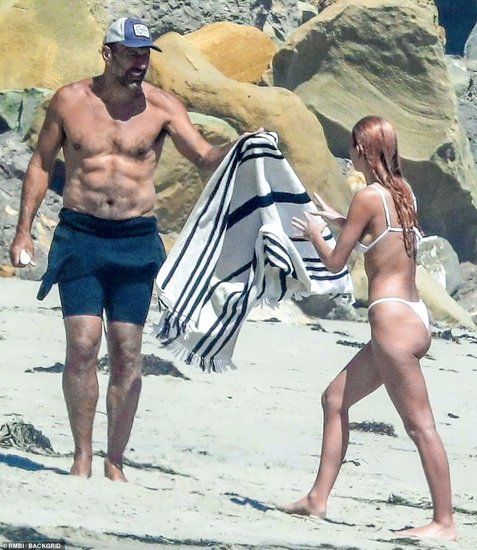 Dailymail mới đây đăng tải loạt ảnh được săn từ xa cho thấy nàng mẫu sinh năm 1997 đi tắm biển lẻ loi với bố.