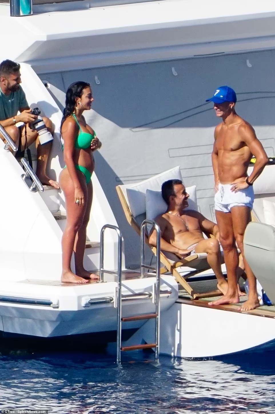 Dailymail mới đây lại tung loạt ảnh Cristiano Ronaldo, bạn gái và hội bạn bè tận hưởng kỳ nghỉ hè trên du thuyền sang chảnh ở Ibiza. Dailymail mới đây lại tung loạt ảnh Cristiano Ronaldo, bạn gái và hội bạn bè tận hưởng kỳ nghỉ hè trên du thuyền sang chảnh ở Ibiza.