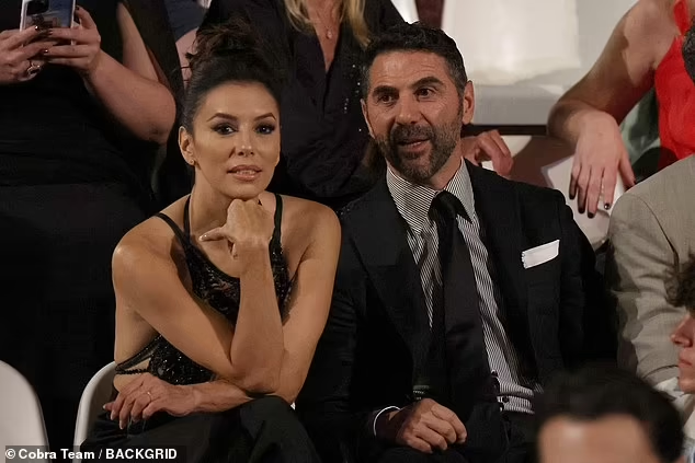 ... và ngồi trên ghế khách VIP. Cô kết hôn với José Bastón vào tháng 5/2016. Cặp đôi bắt đầu hẹn hò từ năm 2013 và đính hôn 2 năm sau đó tại Dubai.