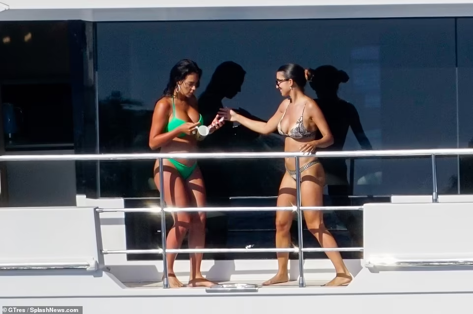 Người đẹp sinh năm 1994 vừa sinh đứa con thứ 5 (bé Bella Esmeralda) cho bạn trai cách đây hơn 2 tháng và đây cũng là con gái chung thứ 2 của cặp đôi. Dù vẫn đang là mẹ bỉm sữa nhưng có thể thấy nàng mẫu 9x đã nhanh chóng lấy lại được thân hình săn chắc và gợi cảm. Người đẹp sinh năm 1994 vừa sinh đứa con thứ 5 (bé Bella Esmeralda) cho bạn trai cách đây hơn 2 tháng và đây cũng là con gái chung thứ 2 của cặp đôi. Dù vẫn đang là mẹ bỉm sữa nhưng có thể thấy nàng mẫu 9x đã nhanh chóng lấy lại được thân hình săn chắc và gợi cảm.