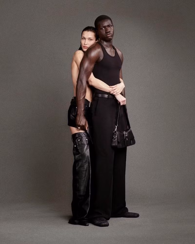 Bức ảnh ngực trần ôm mẫu nam chụp ảnh của Bella Hadid bị chê phản cảm. Bức ảnh ngực trần ôm mẫu nam chụp ảnh của Bella Hadid bị chê phản cảm.
