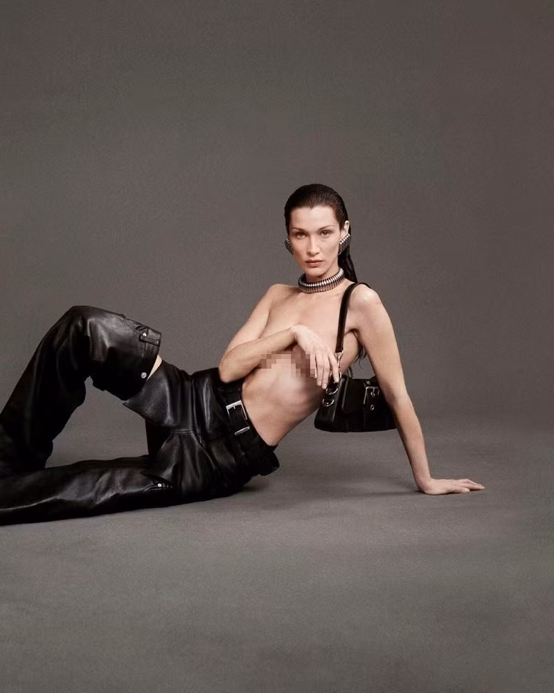 Hình ảnh quảng cáo bán nude của cô bị chê. Hình ảnh quảng cáo bán nude của cô bị chê.
