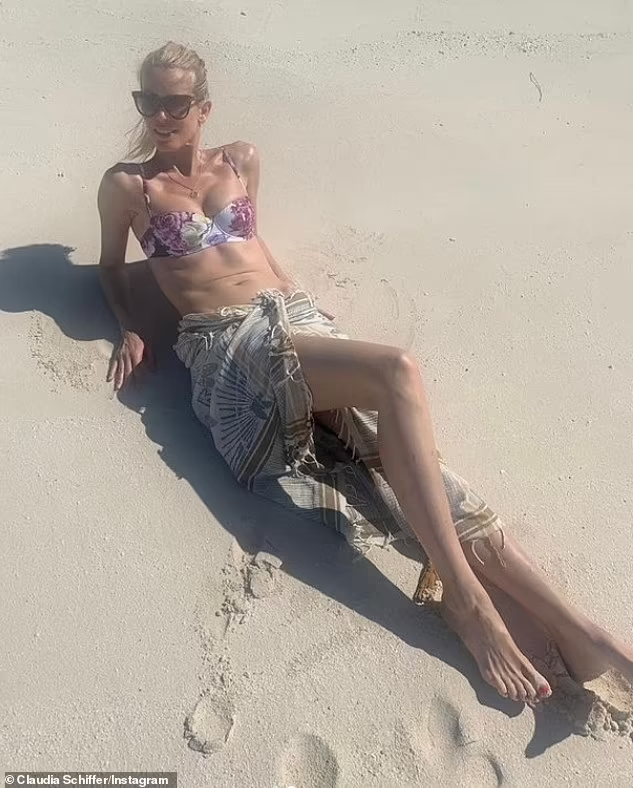 Người đẹp 7x vẫn sở hữu body cân đối với đôi chân dài dài trứ danh.