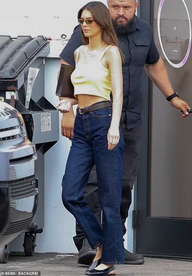 Vẫn phong cách "thả rông" vòng một quen thuộc, Kendall Jenner ra phố với gương mặt ỉu xìu, buồn tẻ, dường như cô không hề che giấu sự buồn chán sau đổ vỡ tình cảm bất chấp ống kính cánh săn ảnh chĩa vào.