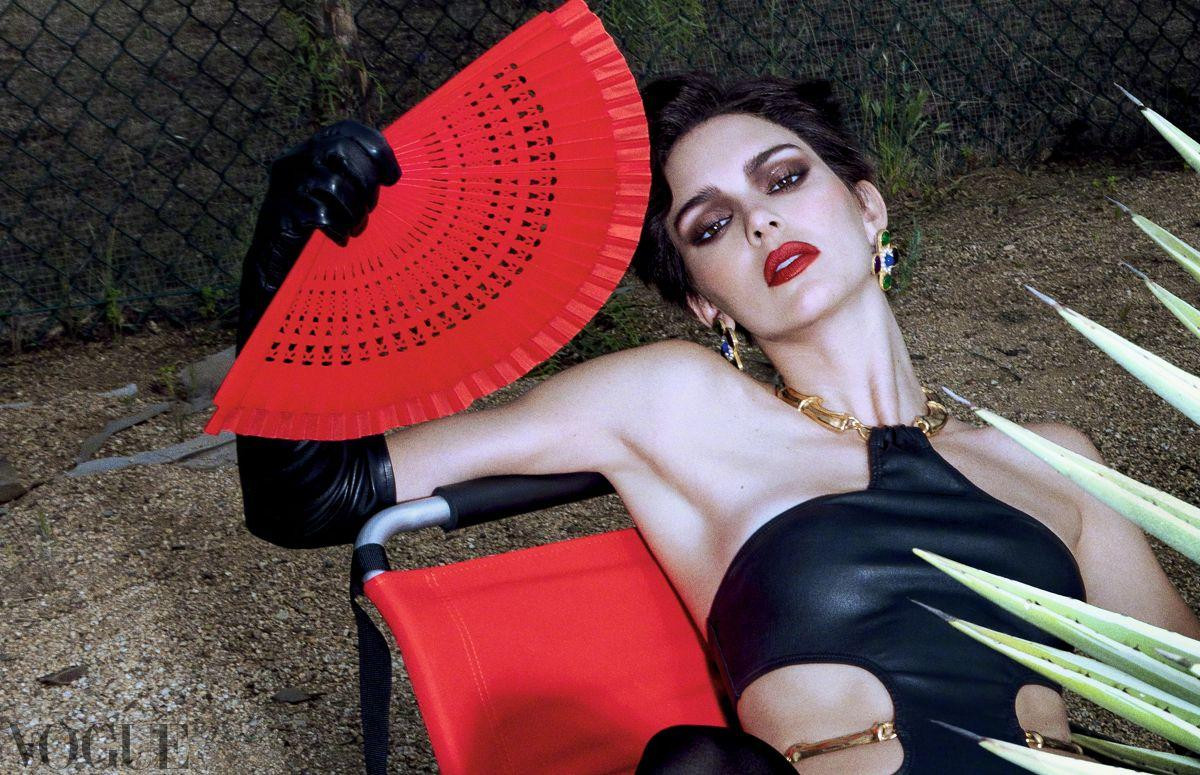 Em gái cùng mẹ khác cha của Kim Kardashian "lên đồ" với tạo hình sắc sảo, khác lạ như những phụ nữ Á đông.