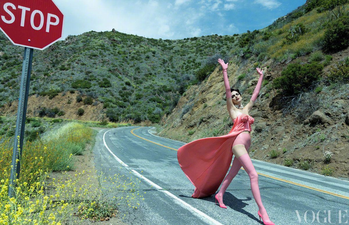 Chỉ tính riêng Instagram cá nhân của người đẹp đã có đến 243 triệu follow. Số lượng người hâm mộ hùng hậu như vậy nhưng Kendall Jenner vẫn thua xa chị gái Kim Kardashian với 318 triệu follow và em gái Kylie Jenner có tận 348 triệu follow.