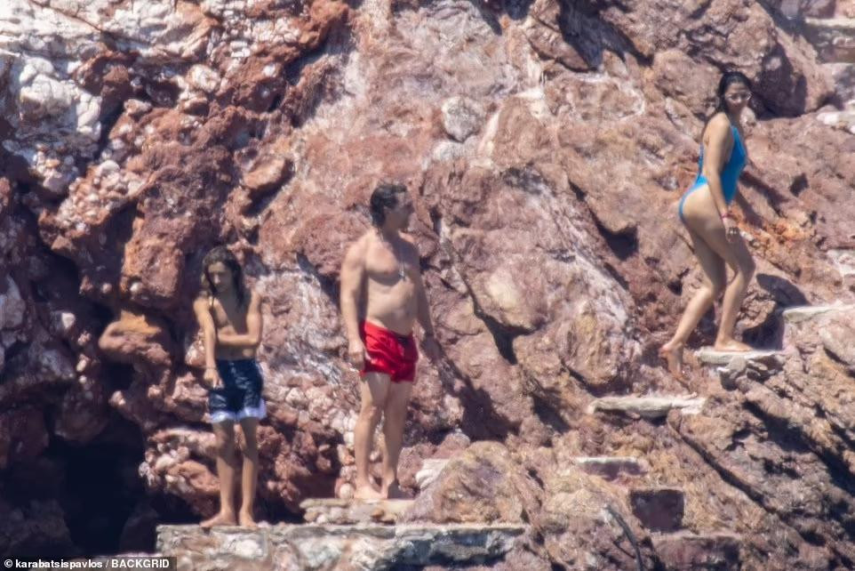 Camila Alves vẫn giữ được đường cong thể hình nóng "bỏng mắt" gây ngưỡng mộ.